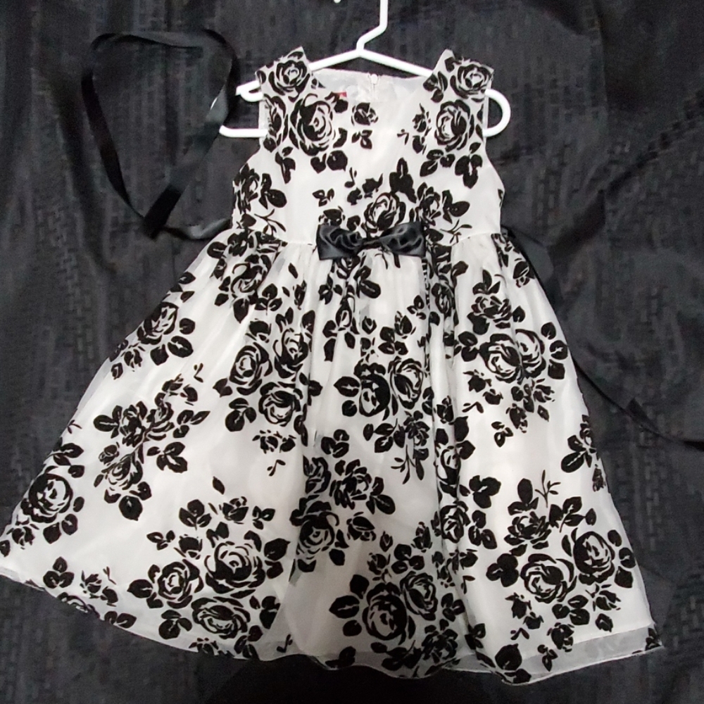 Black and White Fancy Dress (4T)